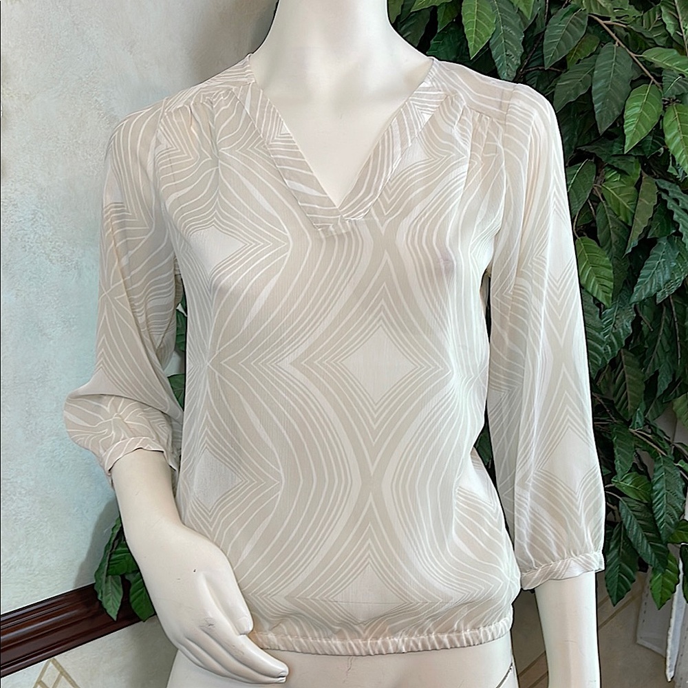 THE LIMITED CREAM PATTERNED V-NECK 3/4” SLEEVE BLOUSE